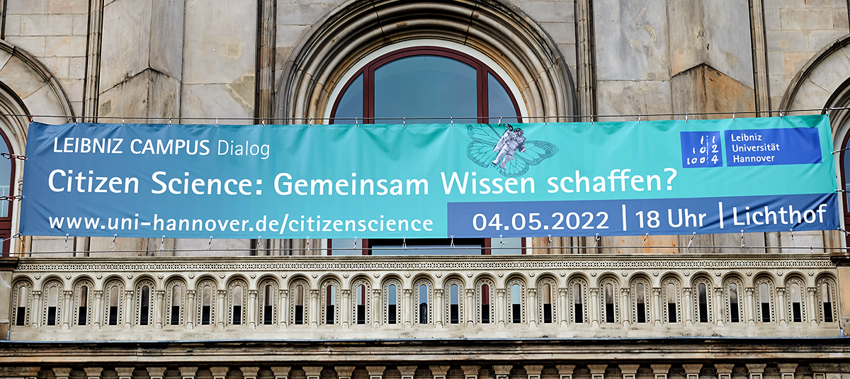 Banner am Welfenschloss im Design der Leibniz Universität